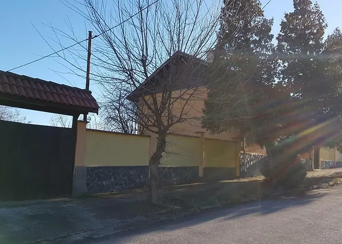 Жълтата Къща foto